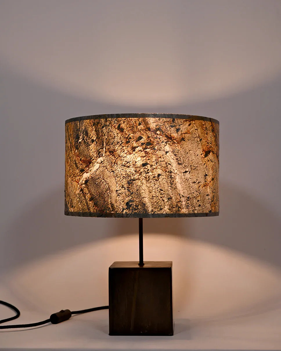 Vue de face de la lampe en acier et feuille de mica irisé. Atelier Maus