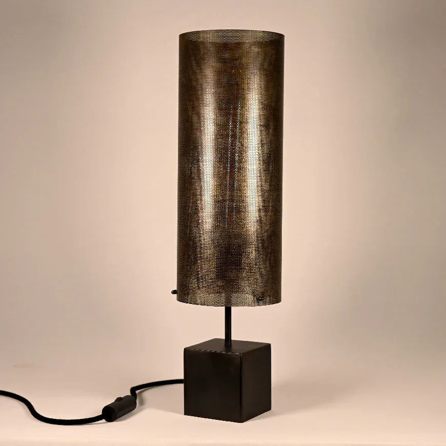 Lampe à poser Halley Halo avec cube en acier patiné noir brun et abat-jour en tôle micro-perforée oxydée
