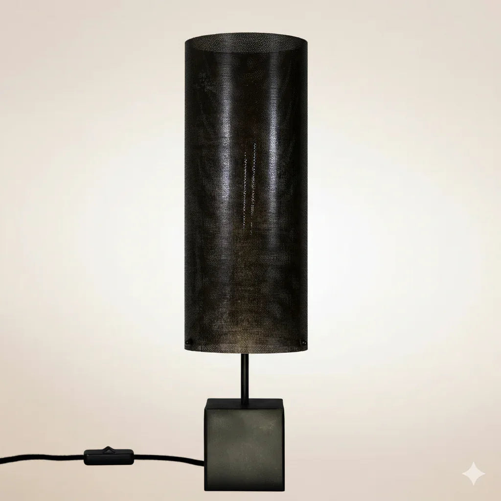 Lampe à poser Halley Halo avec cube en acier patiné noir brun et abat-jour en tôle micro-perforée oxydée, hauteur 57 cm