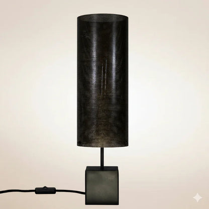 Lampe à poser Halley Halo avec cube en acier patiné noir brun et abat-jour en tôle micro-perforée oxydée, hauteur 57 cm