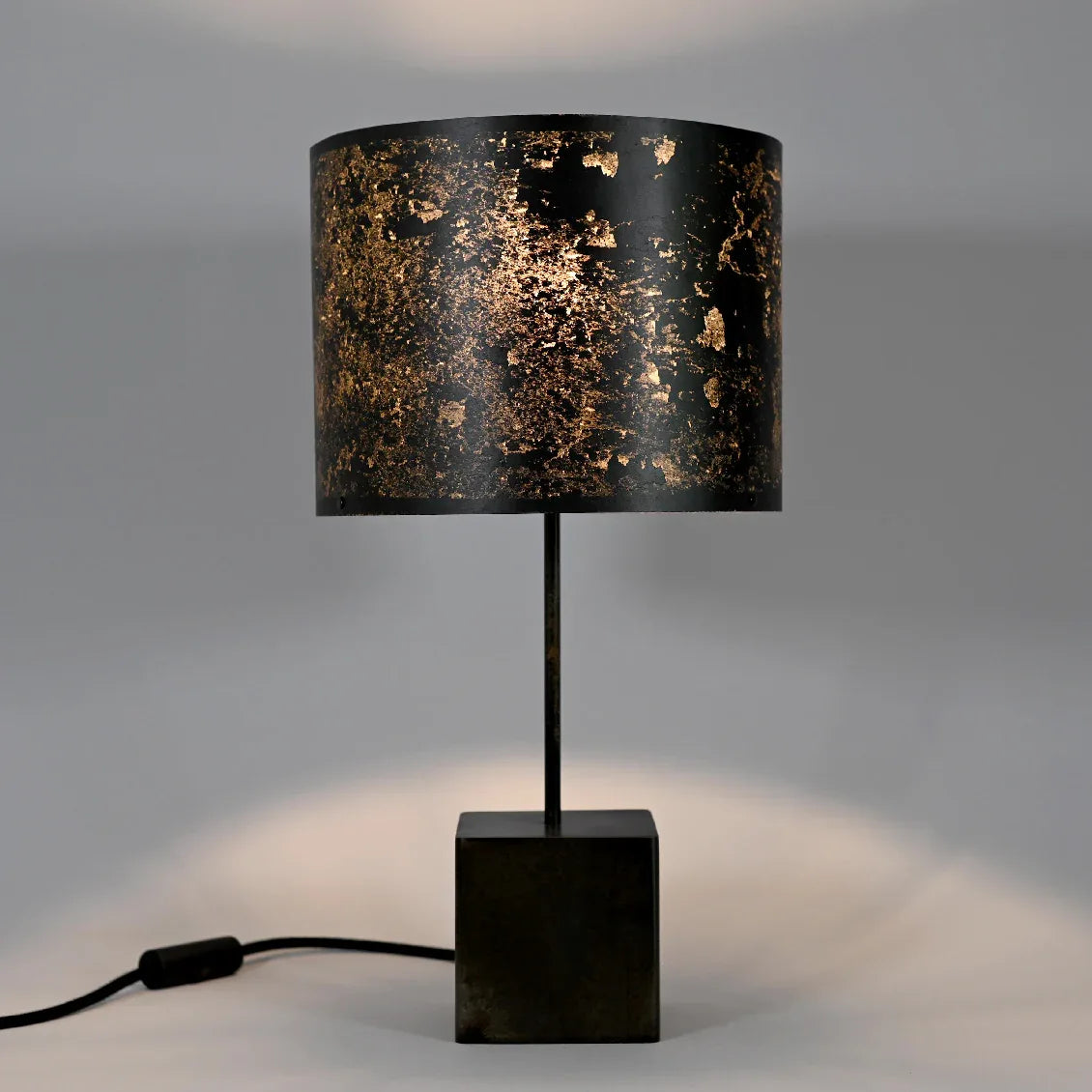 Lampe à poser Képler Halo avec piètement en acier patiné noir brun et abat-jour en feuille d'ardoise