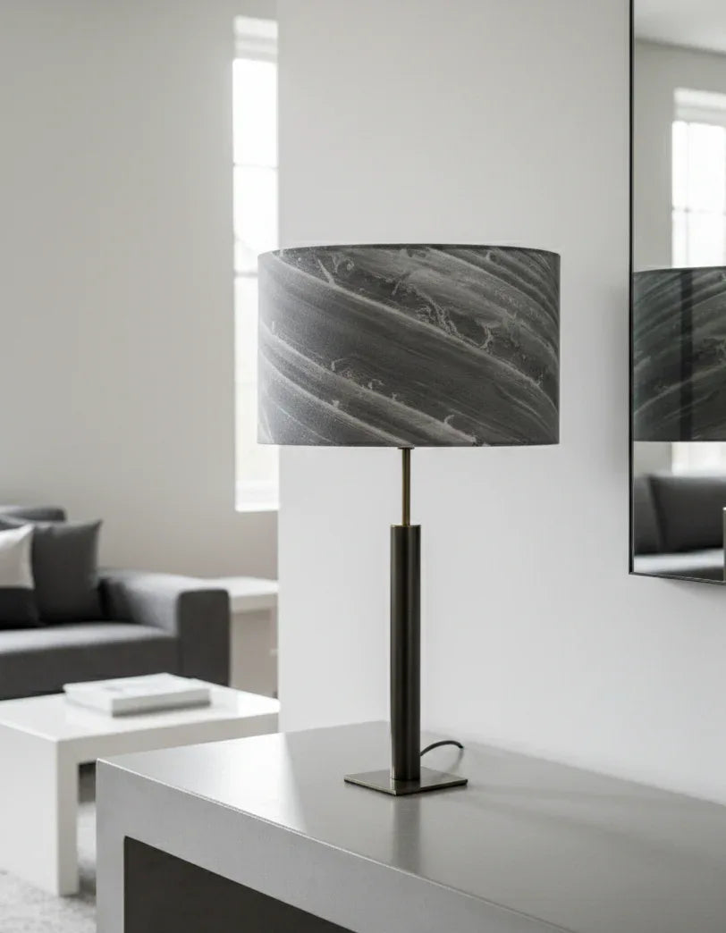 Lampe Atelier Maus en acier et marbre sur une console dans un interieur contemporain