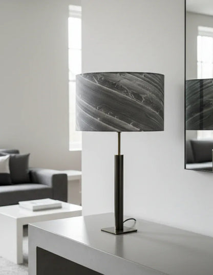 Lampe Atelier Maus en acier et marbre sur une console dans un interieur contemporain