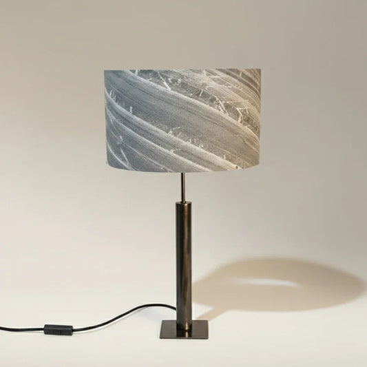 Photo en gros plan de la lampe Rosalynd en acier patiné et feuille de marbre cipollino
 | Atelier Maus