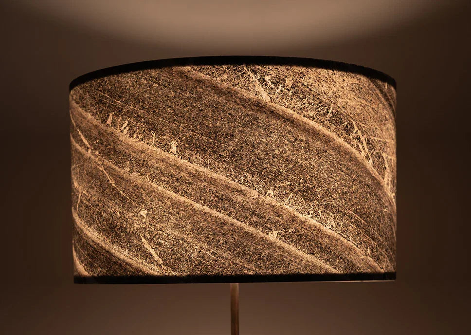 Détail de l'abat-jour de la lampe Rosalynd en  feuille de marbre | Atelier Maus