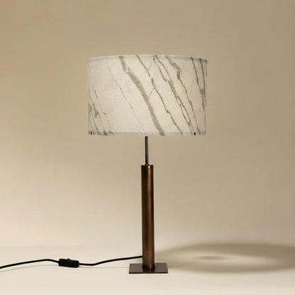 Photo  de la lampe Rosalynd en acier cuivré et feuille de marbre Statuario | Atelier Maus