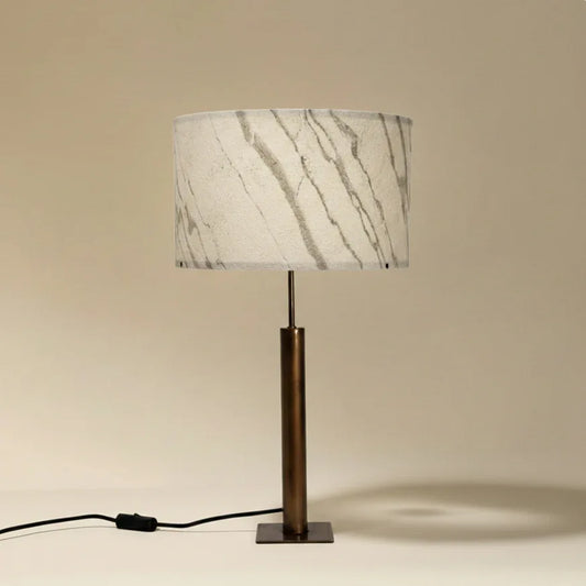 Photo  de la lampe Rosalynd en acier cuivré et feuille de marbre Statuario | Atelier Maus