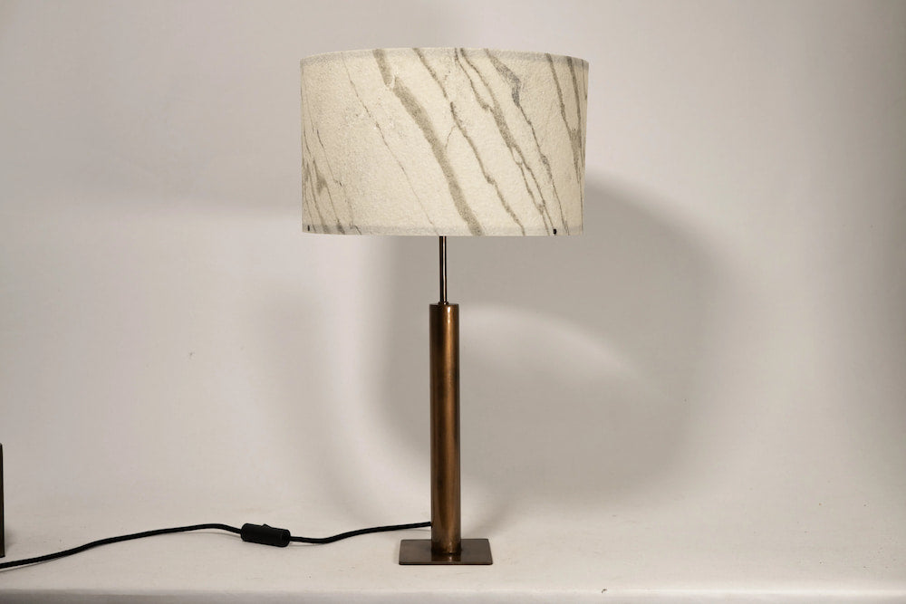 Photo en gros plan de la lampe Rosalynd en acier cuivré et feuille de marbre Statuario | Atelier Maus