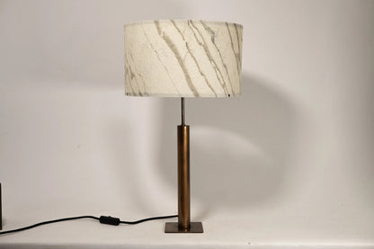 Photo en gros plan de la lampe Rosalynd en acier cuivré et feuille de marbre Statuario | Atelier Maus