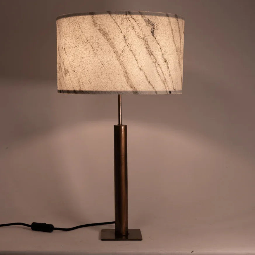 Photo en gros plan de la lampe Rosalynd en acier cuivré et feuille de marbre Statuario allumée| Atelier Maus