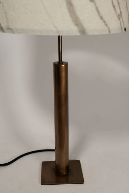 Photo en gros plan du pied de la lampe Rosalynd en acier cuivré et feuille de marbre Statuario | Atelier Maus