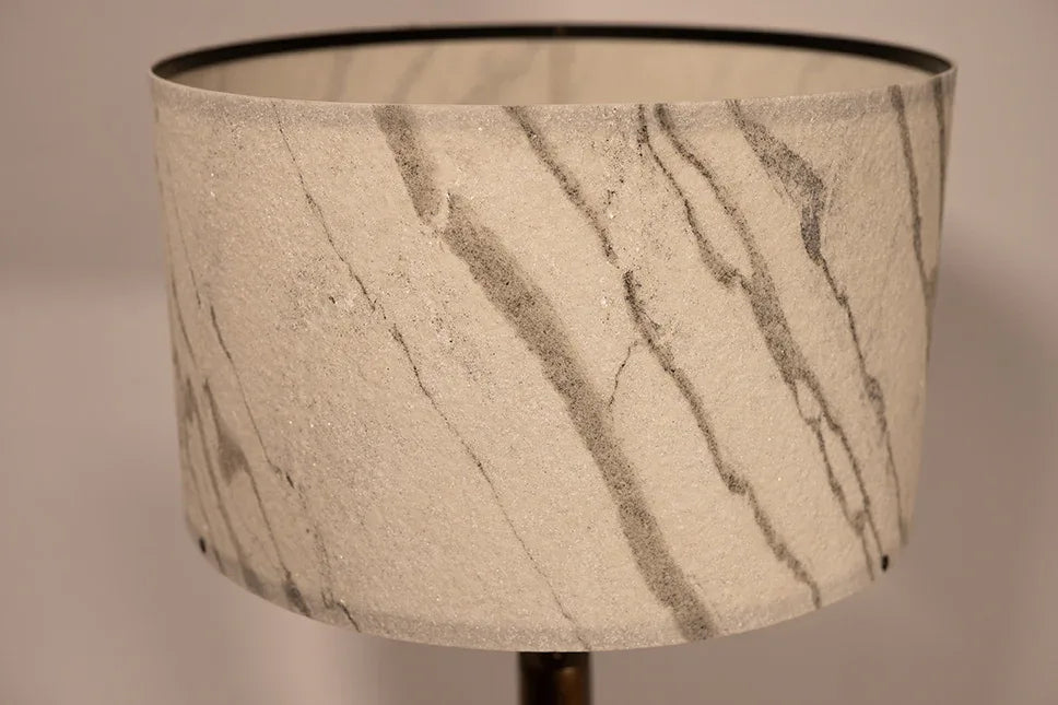 Photo en gros plan de l'abat-jour de la lampe Rosalynd en acier cuivré et feuille de marbre Statuario | Atelier Maus