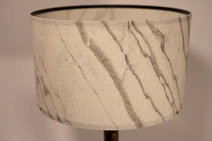 Photo en gros plan de l'abat-jour de la lampe Rosalynd en acier cuivré et feuille de marbre Statuario | Atelier Maus