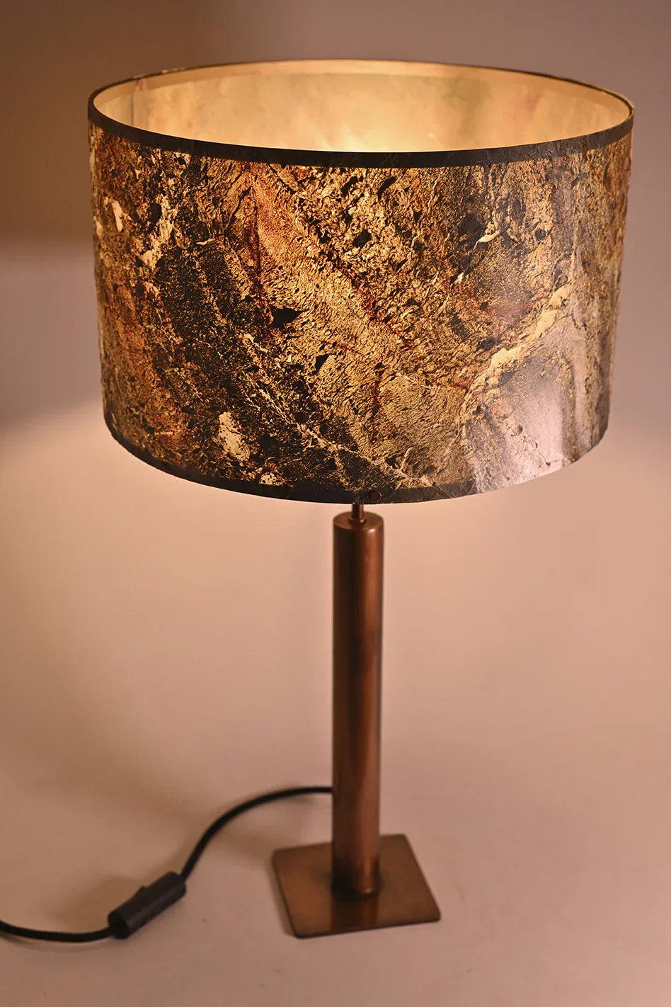 Photo en gros plan de la lampe Rosalynd en acier cuivré et feuille de mica allumée | Atelier Maus