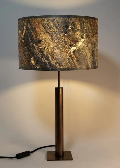 Photo  de la lampe Rosalynd en acier cuivré et feuille de mica burning forest allumée | Atelier Maus