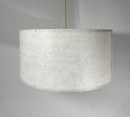 Vue rapprochée du mica et de la carcasse de l'abat-jour de la suspension en feuille de mica vert gris naturelle de 63 cm allumée - Collection Thessalie de l'atelier Maus - Pièce unique de fabrication artisanale française