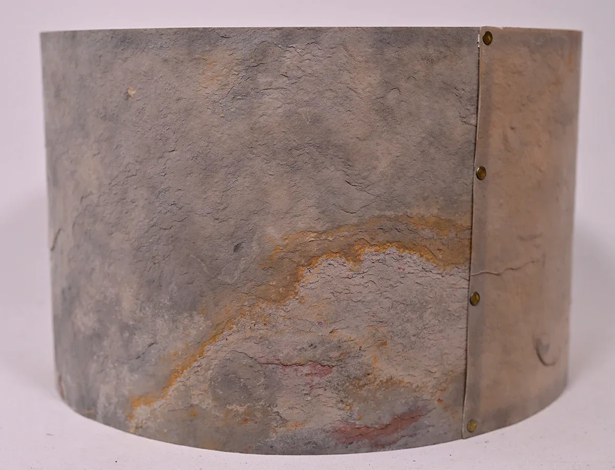 Détail de l'abat-jour en feuille d'ardoise blanco . Petit modèle. H22xL36cm. Atelier Maus. Blanco M