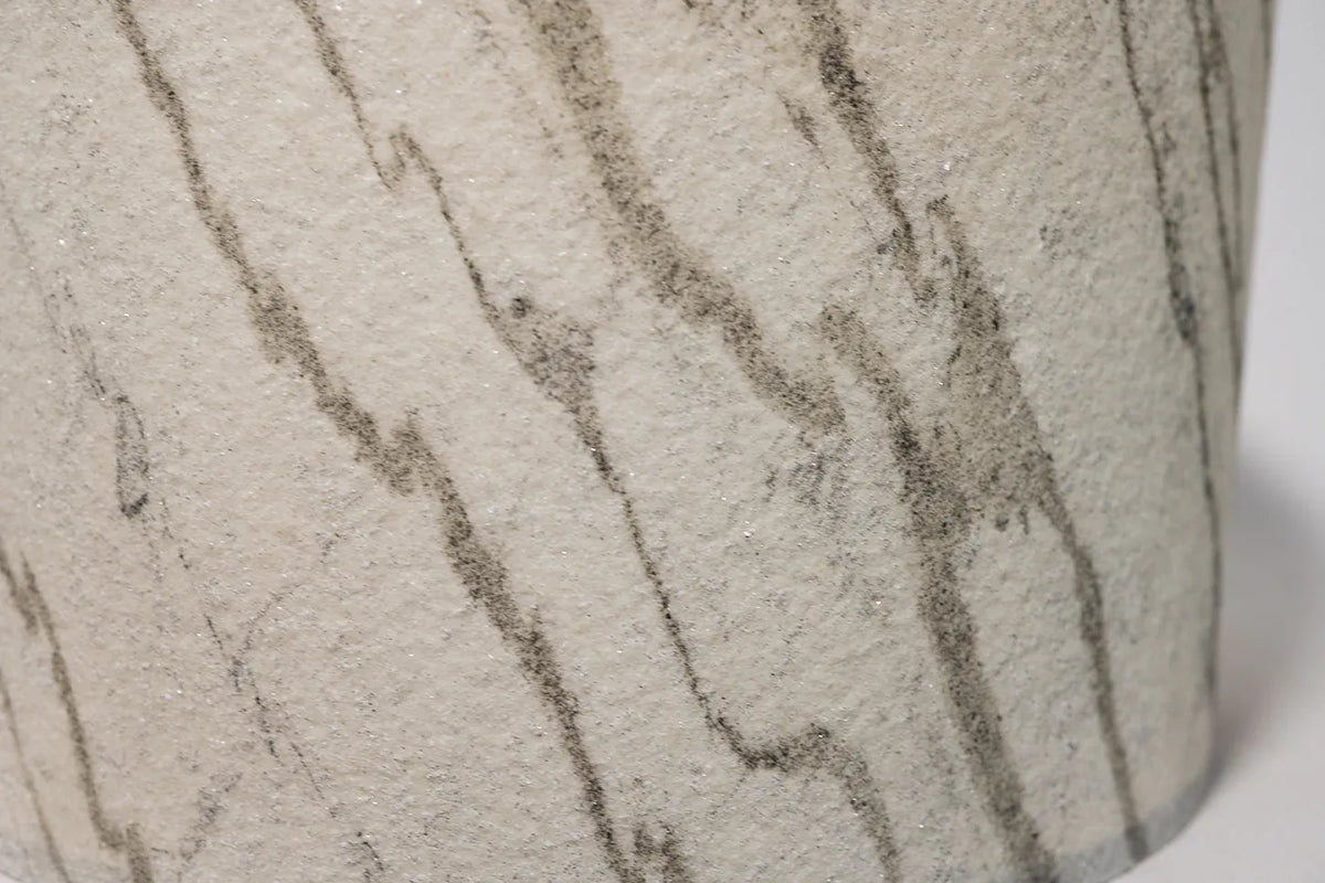 détail de l'abat-jour en feuille de marbre statuario éteint de l'atelier Maus