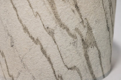 détail de l'abat-jour en feuille de marbre statuario éteint de l'atelier Maus