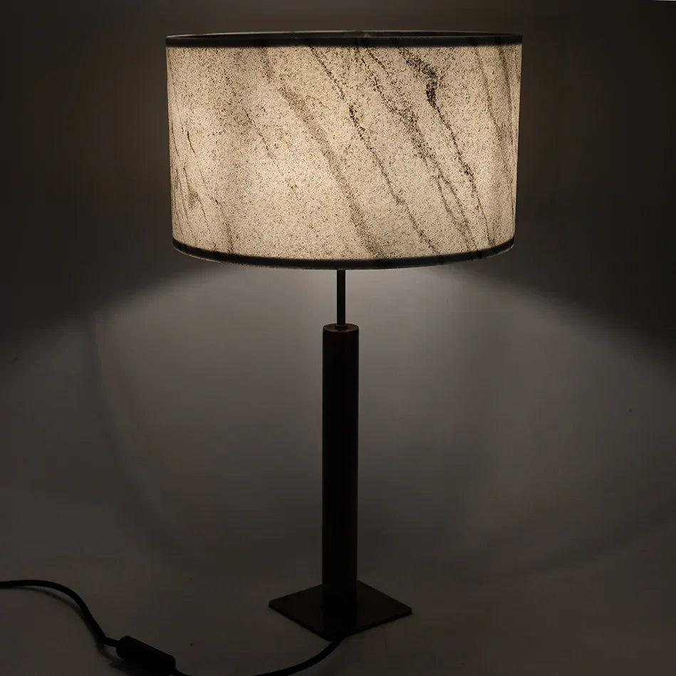 abat-jour en feuille de marbre statuario sur un pied de lampe Rosalynd de l'atelier Maus. Taille M