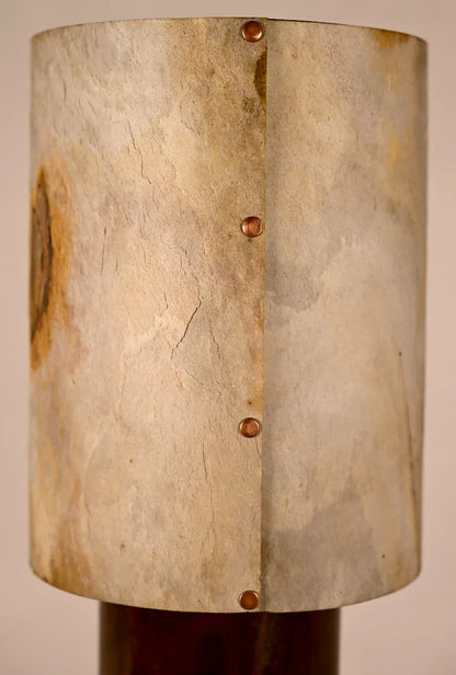 Détail de l'abat-jour en feuille de pierre, finition artisanale Atelier Maus