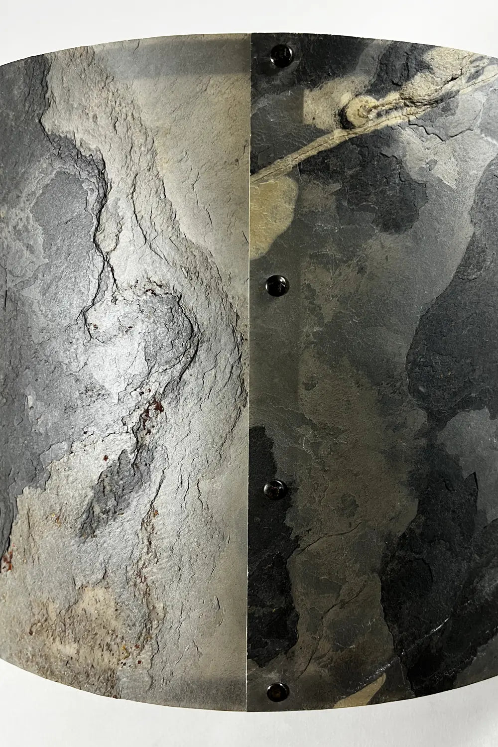 vue arriere de l'abat-jour en feuille d'ardoise rustique. détail des rivets. Taille M