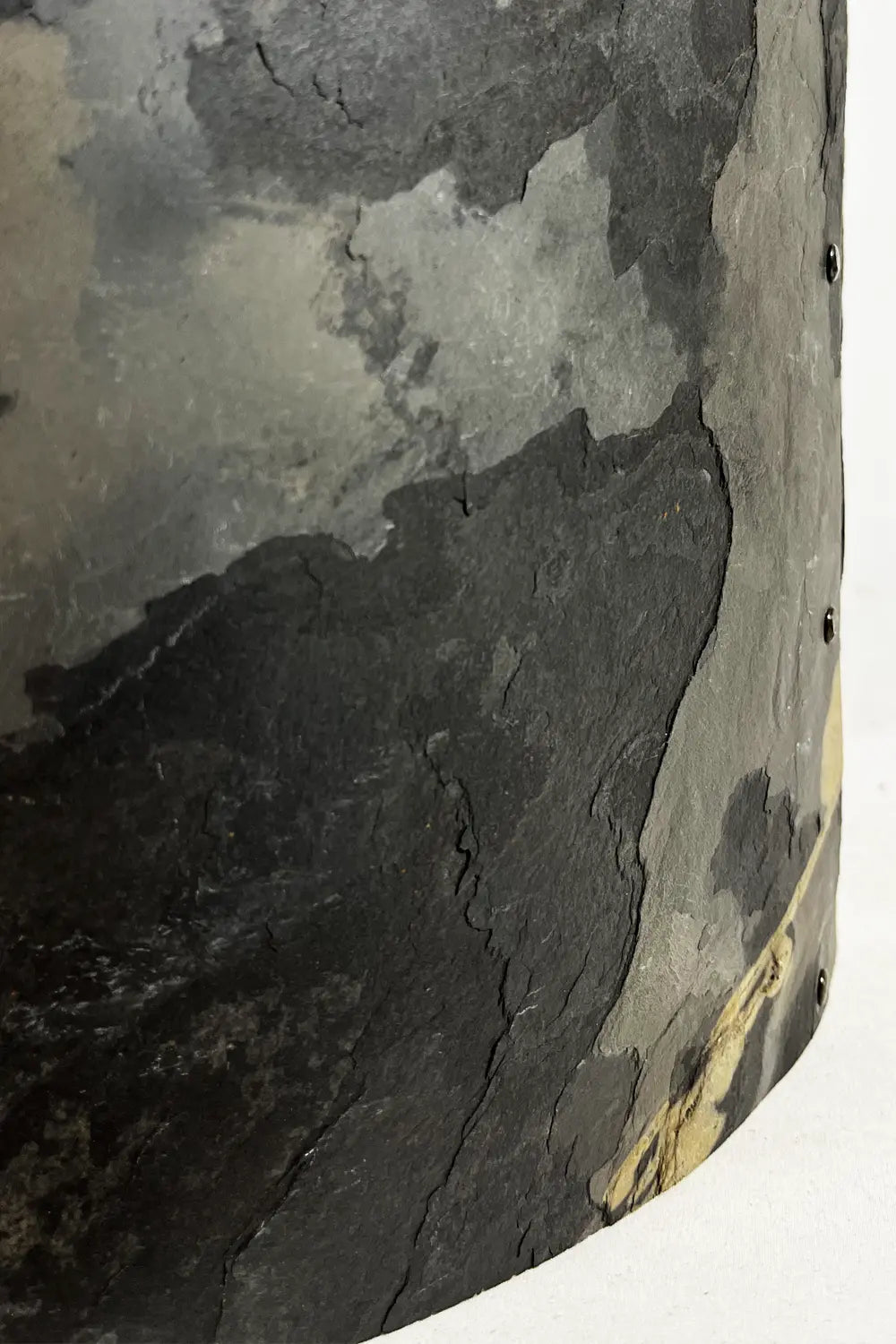 Détail de l'abat-jour en feuille d'ardoise rustique. Taille M