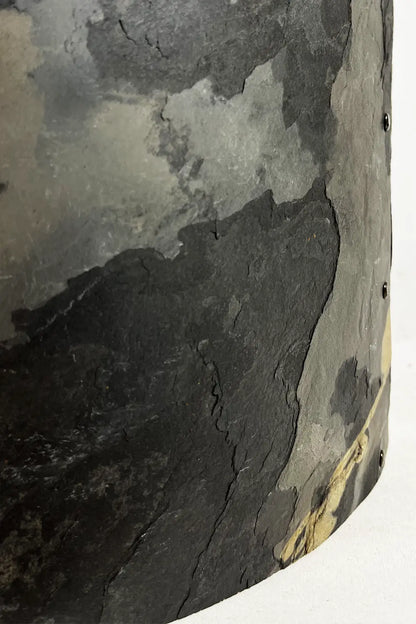 Détail de l'abat-jour en feuille d'ardoise rustique. Taille M