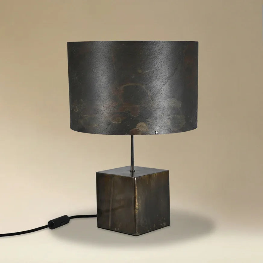 Lampe à poser Cassini Aura avec piètement en acier patiné noir brun et abat-jour en ardoise Arcobaleno aux reflets rouges