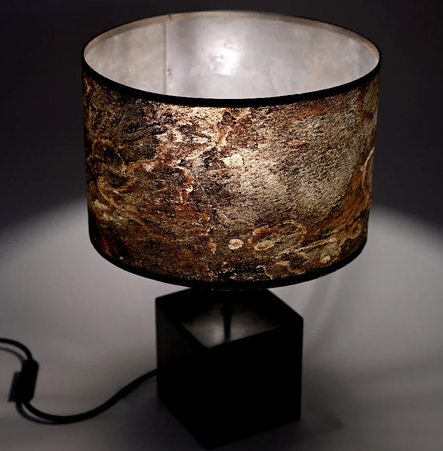 Lampe à poser Cassini Aura - vue d'ensemble avec patine noire brune et ardoise naturelle