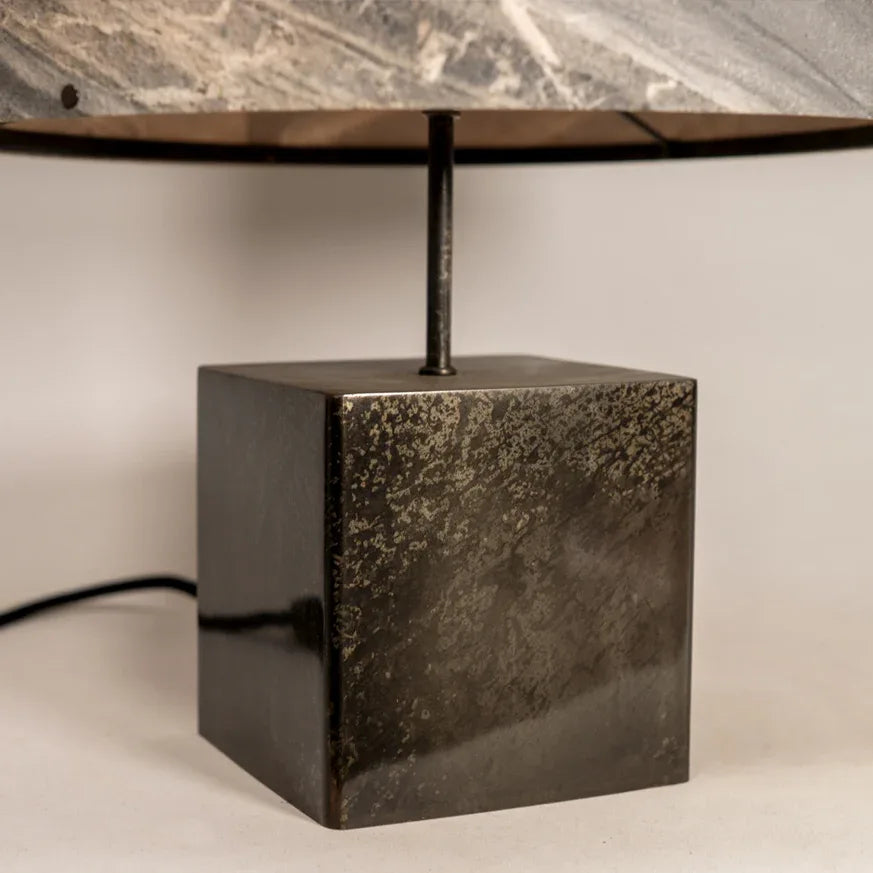 Détail du pied de la lampe cipollino I Atelier Maus
