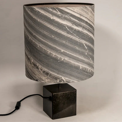 détail de la lampe à poser en acier et feuille de marbre cipollino Taille L I Atelier Maus