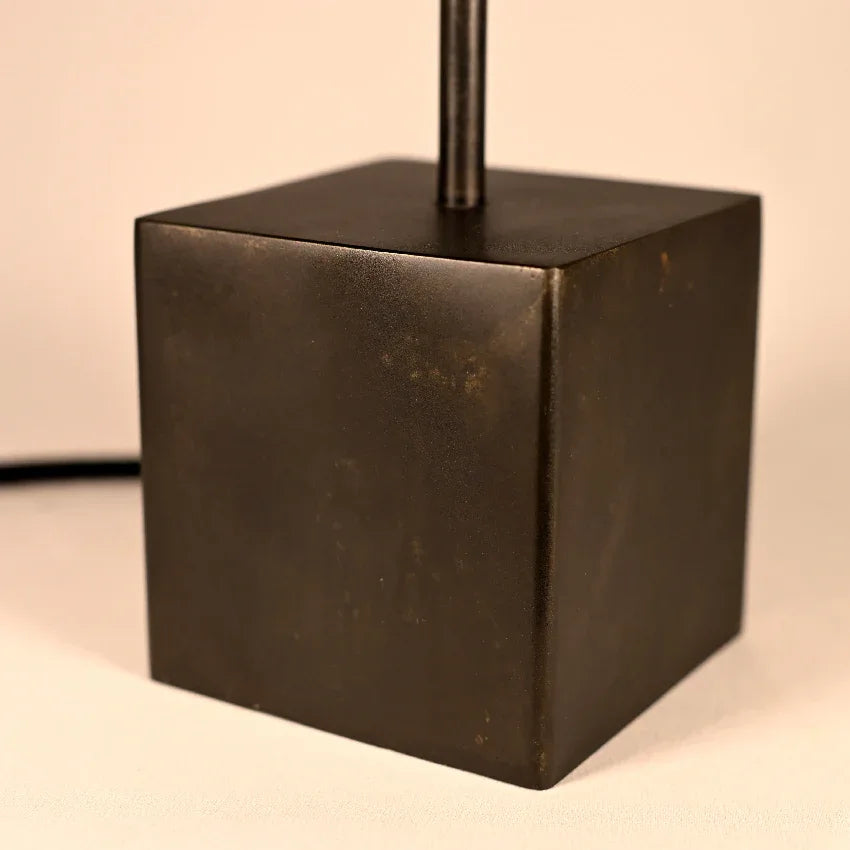 Détail du cube en acier patiné noir brun aux nuances subtiles, fabrication artisanale Atelier Maus