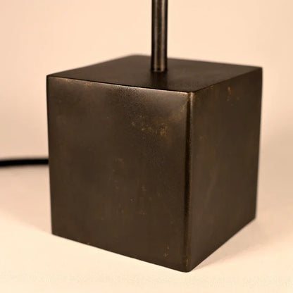 Détail du cube en acier patiné noir brun aux nuances subtiles, fabrication artisanale Atelier Maus