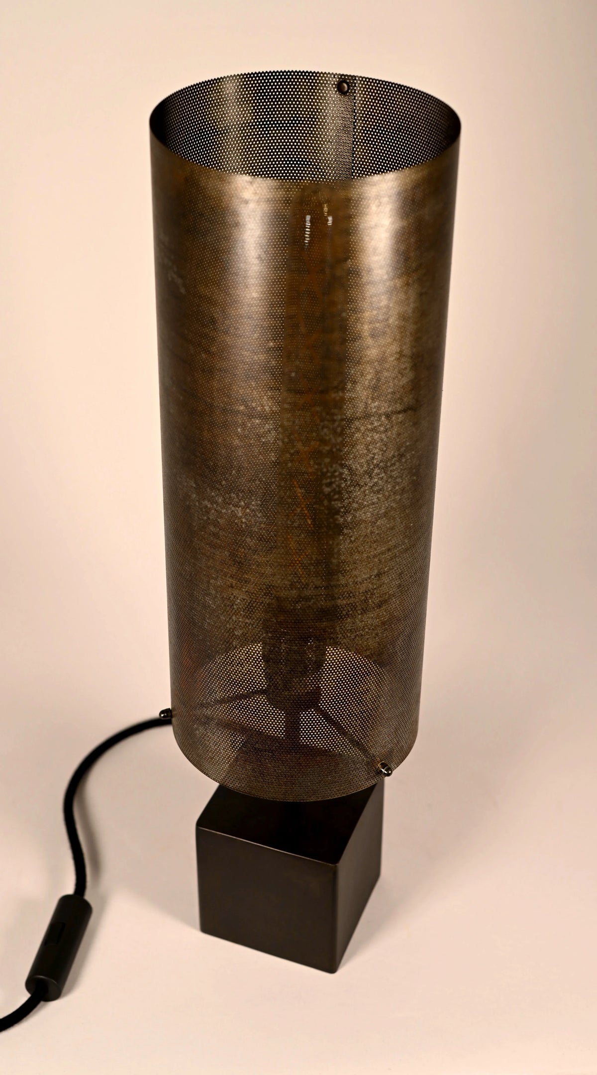 Vue d'ensemble de la lampe à poser Halley Halo 57 cm, design contemporain en acier patiné