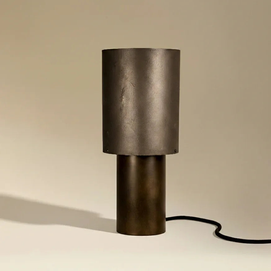 Lampe à poser Wilkins en acier oxydé bruni avec abat-jour en feuille d'ardoise naturelle aux tons noirs et gris, hauteur 37 cm